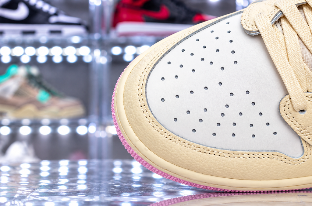 Travis Scott x Air Jordan Mens 1 Low OG “Muslin and Shy Pink”